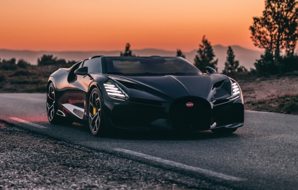 Черный автомобиль Bugatti Mistral