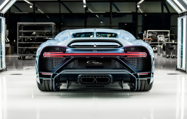 Автомобиль Bugatti Chiron Profilee  в гараже вид сзади