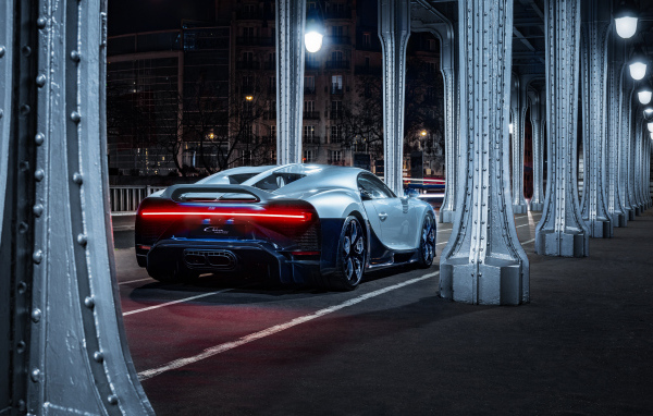 Автомобиль Bugatti Chiron Profilée  вид сзади