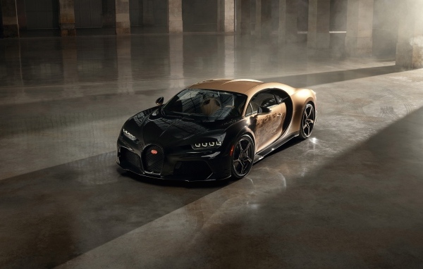 Дорогой быстрый автомобиль Bugatti Chiron