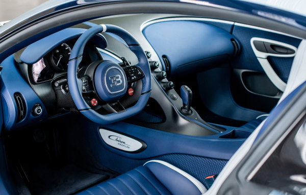 Дорогой кожаный салон автомобиля Bugatti Chiron