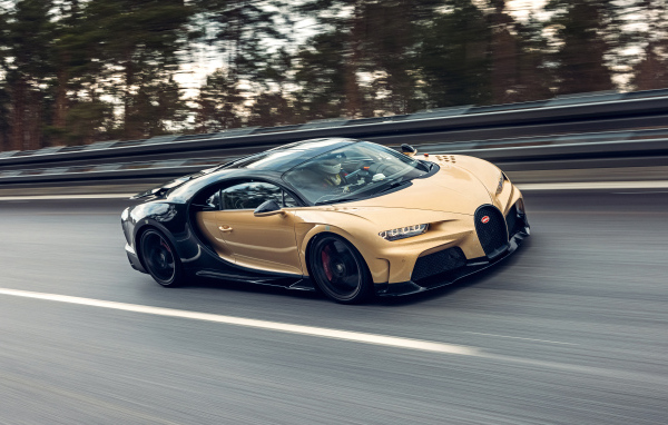 Быстрый автомобиль Bugatti Chiron, 2023 года