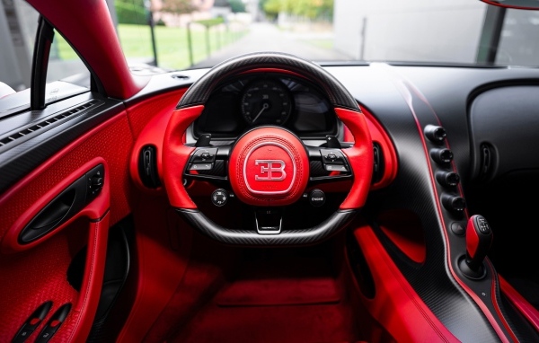 Кожаный салон автомобиля Bugatti Chiron Pur Sport