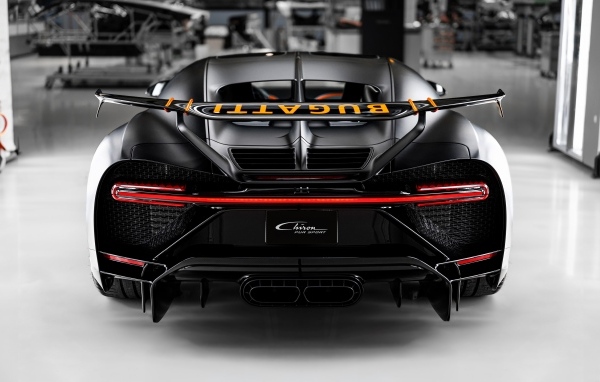 Вид сзади на черный спортивный автомобиль Bugatti Chiron Pur Sport