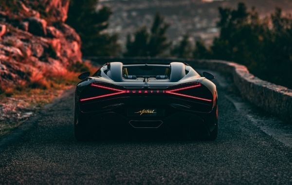 Вид сзади на спортивный автомобиль Bugatti Mistral