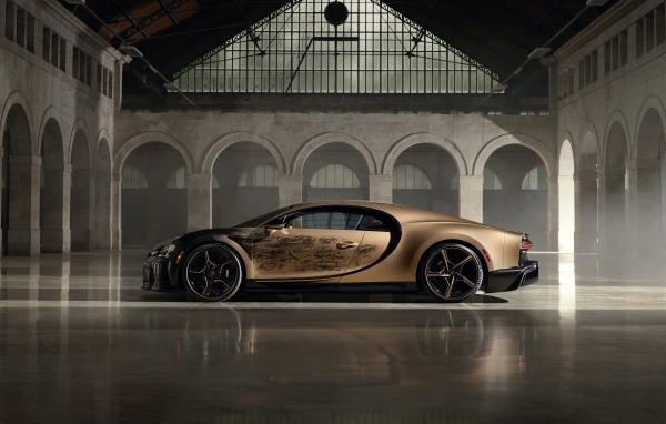 Вид сбоку на автомобиль Bugatti Chiron