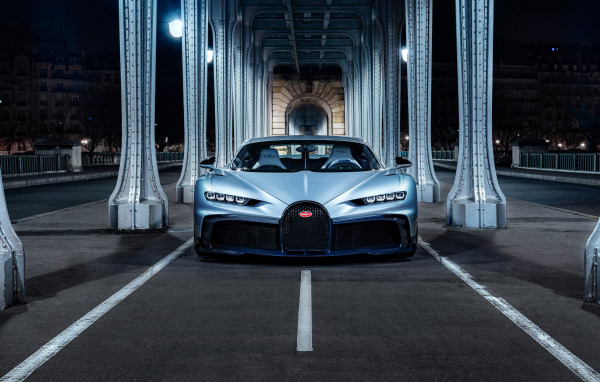 Серебристый Bugatti Chiron Profilée на мосту