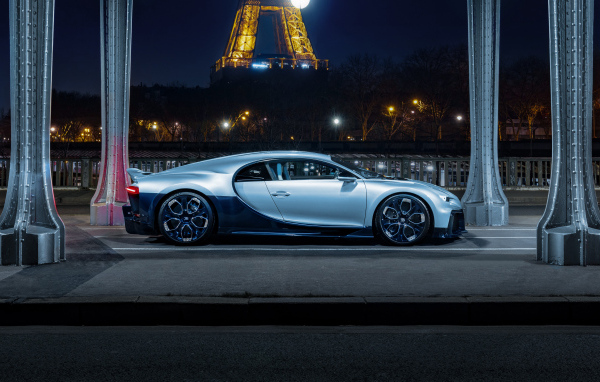 Спорткар Bugatti Chiron Profilée вид сбоку