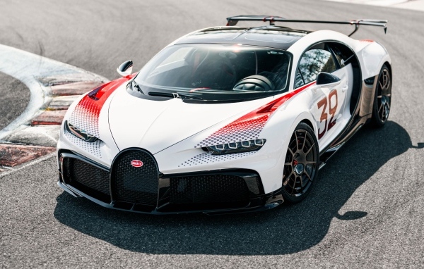 Стильный гоночный автомобиль Bugatti CHIRON