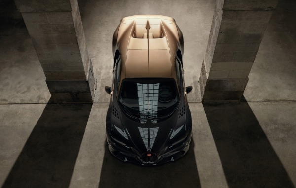 Вид сверху на быстрый автомобиль Bugatti Chiron