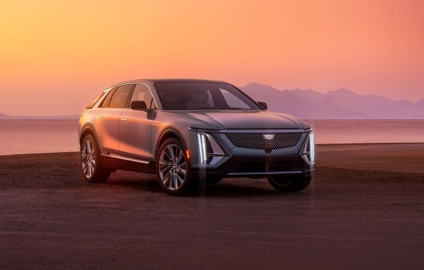 Автомобиль Cadillac Lyriq, 2023 года на фоне заката