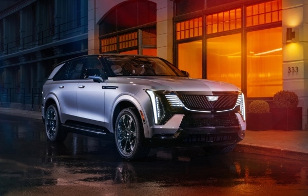 Внедорожник Cadillac Escalade IQ Sport 2025 года у дома
