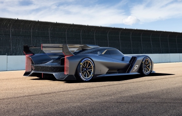 Черный гиперкар Cadillac Project GTP вид сзади