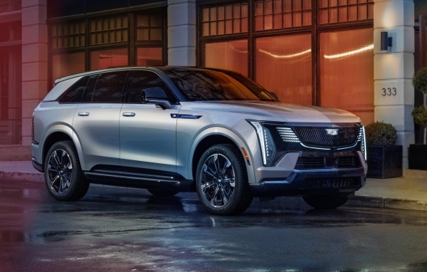 Дорогой серебристый Cadillac Escalade IQ Sport 2025 года