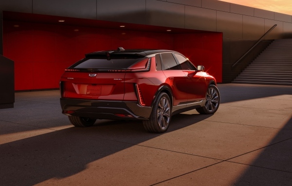 Красный Cadillac Lyriq Sport 2024 года вид сзади