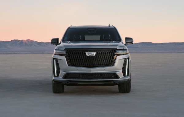 Серебристый внедорожник Cadillac Escalade-V 2023 года вид спереди