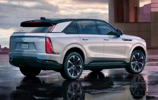 Стильный дорогой автомобиль Cadillac Escalade IQ Sport 2025 года