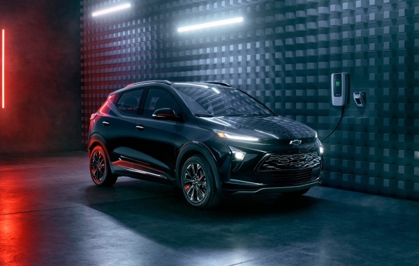 Электрокар Chevrolet Bolt на заправке