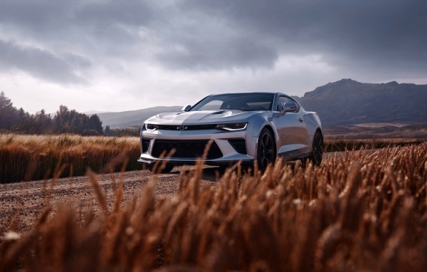 Автомобиль Chevrolet Camaro SS на дороге