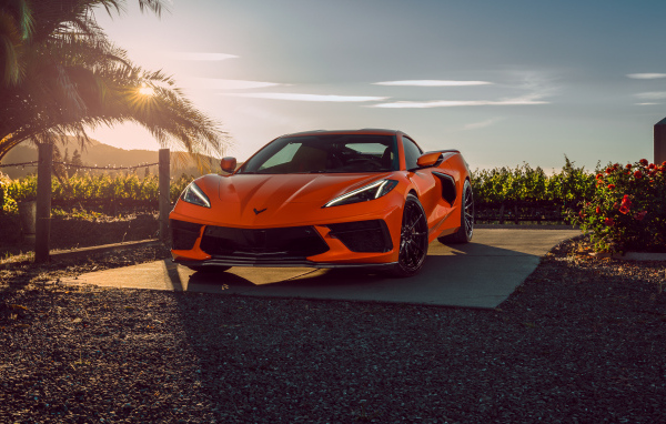 Автомобиль Chevrolet Corvette C8 в лучах солнца