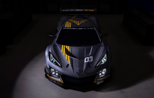 Спортивный автомобиль Chevrolet Corvette Z06 GT3 R вид спереди