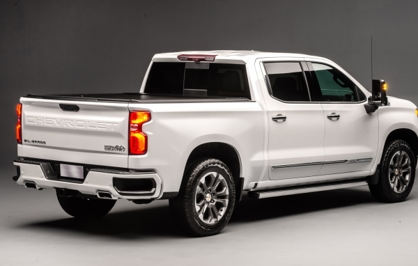 Автомобиль Chevrolet Silverado вид сзади на сером фоне