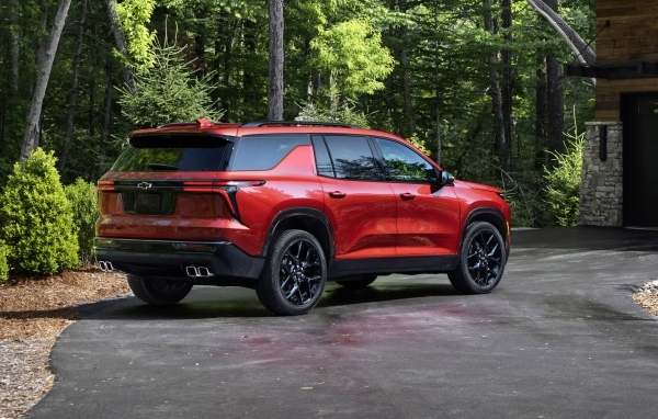 Вид сзади на красный внедорожник Chevrolet Traverse RS 2024 года