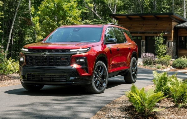 Красный внедорожник Chevrolet Traverse RS 2024 года