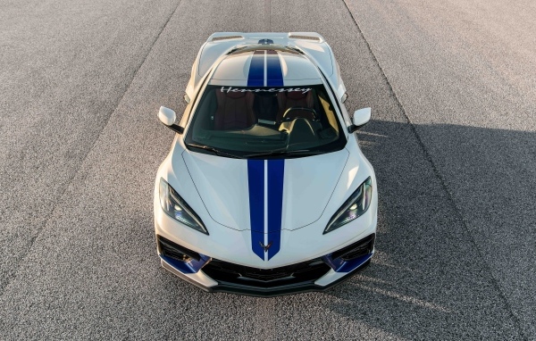 Вид сверху на автомобиль Hennessey Chevrolet Corvette Stingray Supercharged H700 2023 года