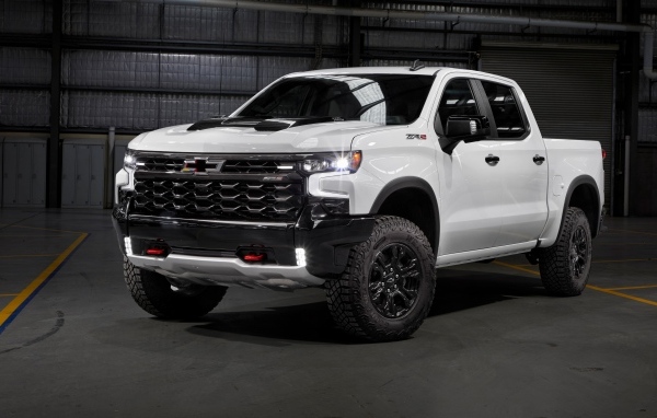 Белый пикап Chevrolet Silverado ZR2 в гараже