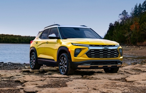 Желтый автомобиль Chevrolet TrailBlazer Activ 2024