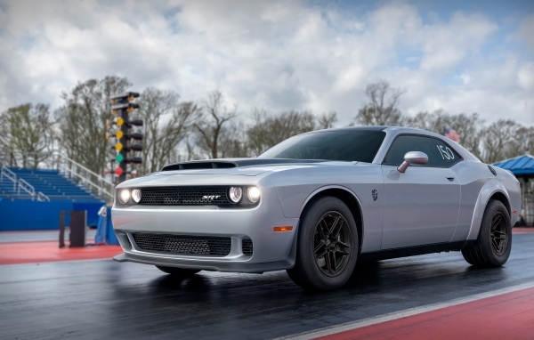 Быстрый автомобиль Dodge Challenger SRT Demon 2023 года