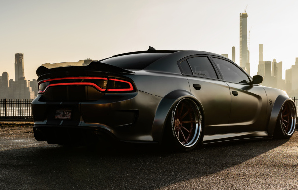 Черный автомобиль Dodge Charger Hellcat Enforcer  вид сзади