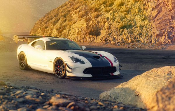 Автомобиль Dodge Viper ACR в горах