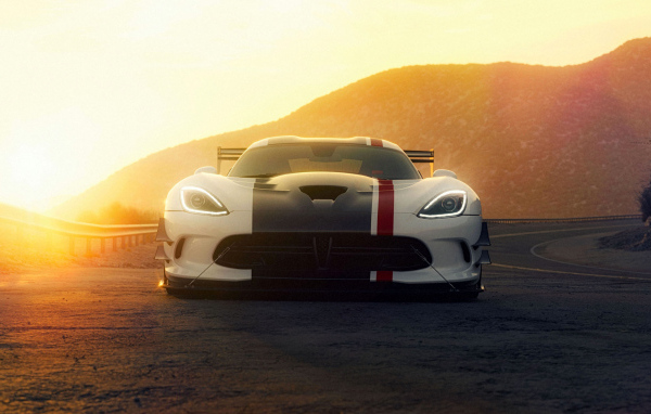 Автомобиль Dodge Viper ACR в лучах солнца