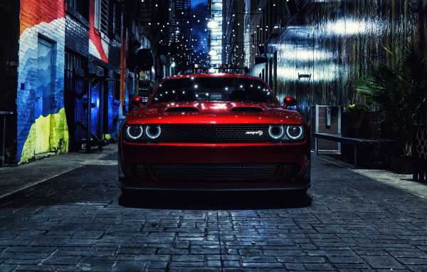 Красный Dodge Challenger SRT Hellcat на улице города