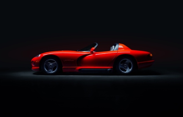 Красный Dodge Viper RT10 на черном фоне