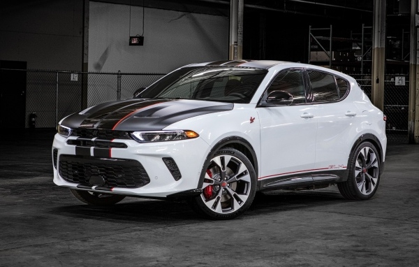 Белый автомобиль Dodge Hornet RT GLH