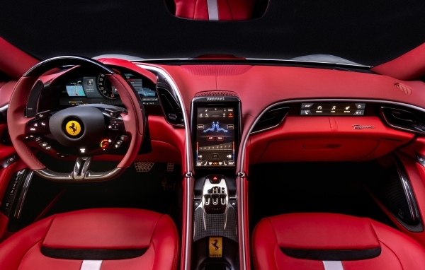 Красный кожаный салон автомобиля Ferrari Roma 30th Anniversary 2023 года
