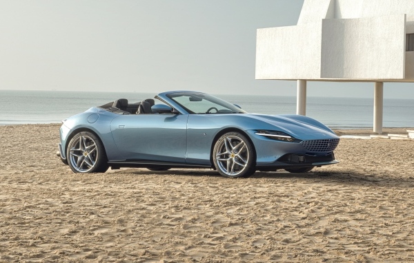 Автомобиль Ferrari Roma Spider 2023 года стоит на песке