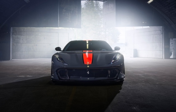 Красивый автомобиль Ferrari 812 вид спереди