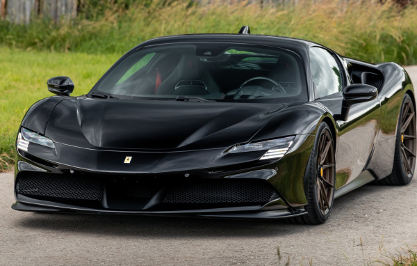 Черный Novitec Ferrari SF90 Stradale вид спереди