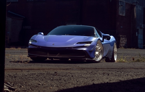 Синий автомобиль Ferrari SF90 Spider вид спереди