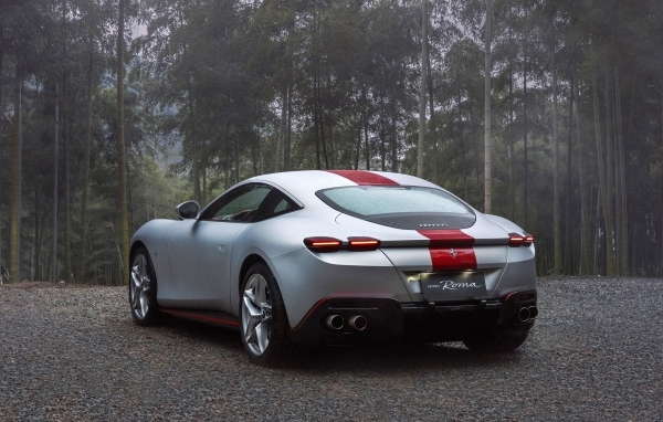 Автомобиль Ferrari Roma 30th Anniversary 2023  вид сзади