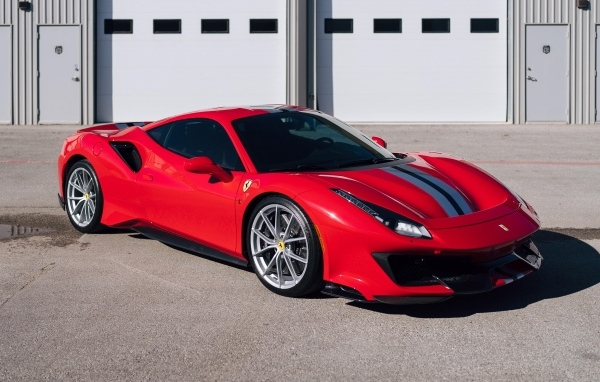 Дорогой красный автомобиль Ferrari 488 Pista