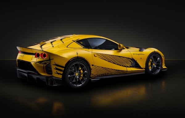 Дорогой спортивный автомобиль Ferrari 812 вид сзади