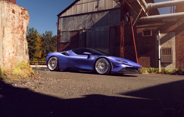 Быстрый автомобиль Ferrari SF90 Spider