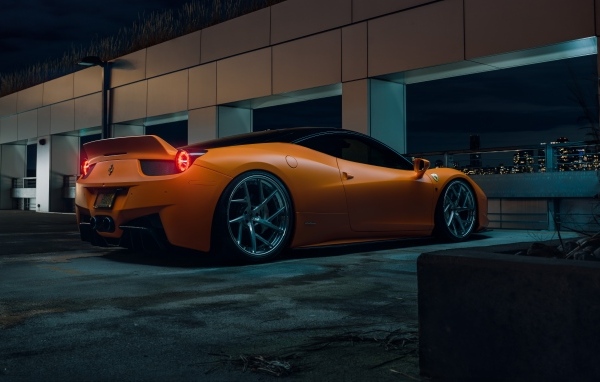 Автомобиль Ferrari 458  вид сзади