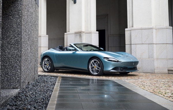 Автомобиль  Ferrari Roma Spider 2023  года у здания