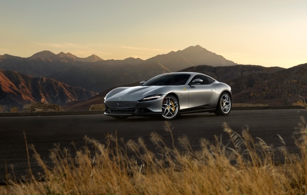 Автомобиль Ferrari Roma на фоне гор